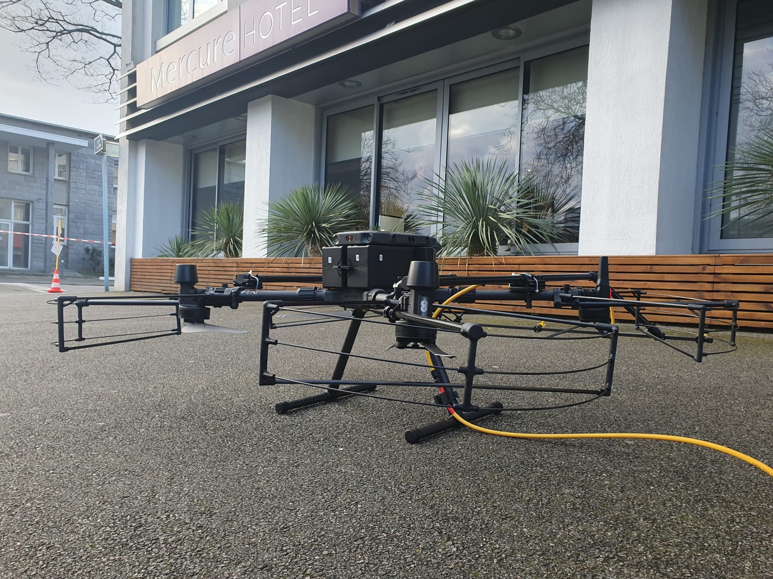 Nettoyage de façade poreuse sur un bâtiment par utilisation d'un drone de nettoyage